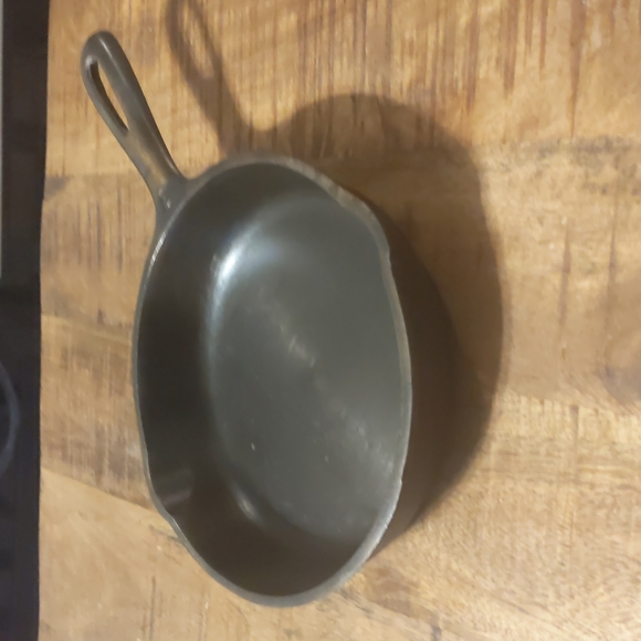 Vintage Unmarked Wagner Cast Iron Skillet, #3 - Picture 7 of 12